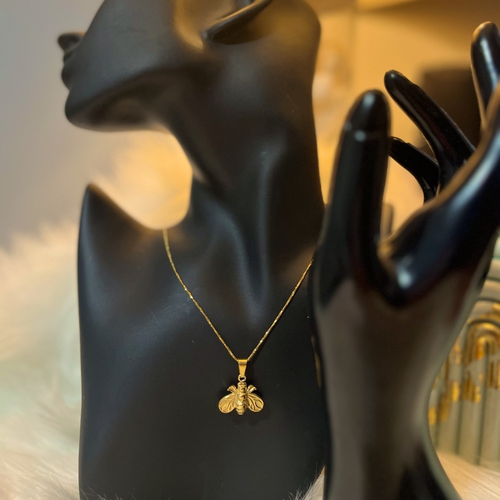 Elegant Gold Bee Pendant Necklace
NON-TARNISH High Quality Stainless Steel